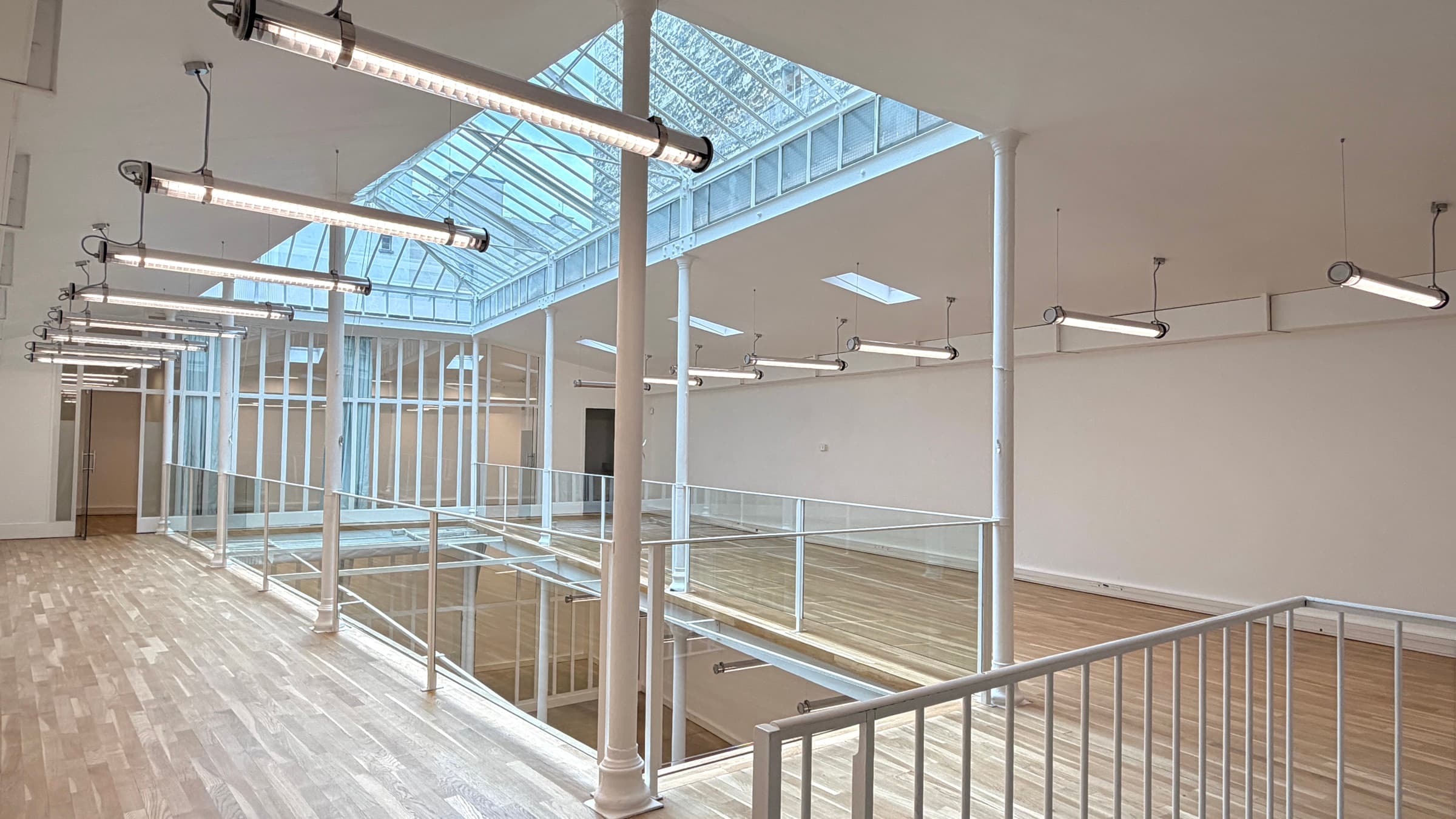 Petit-déjeuner corporate sous la verrière du Loft République à Paris