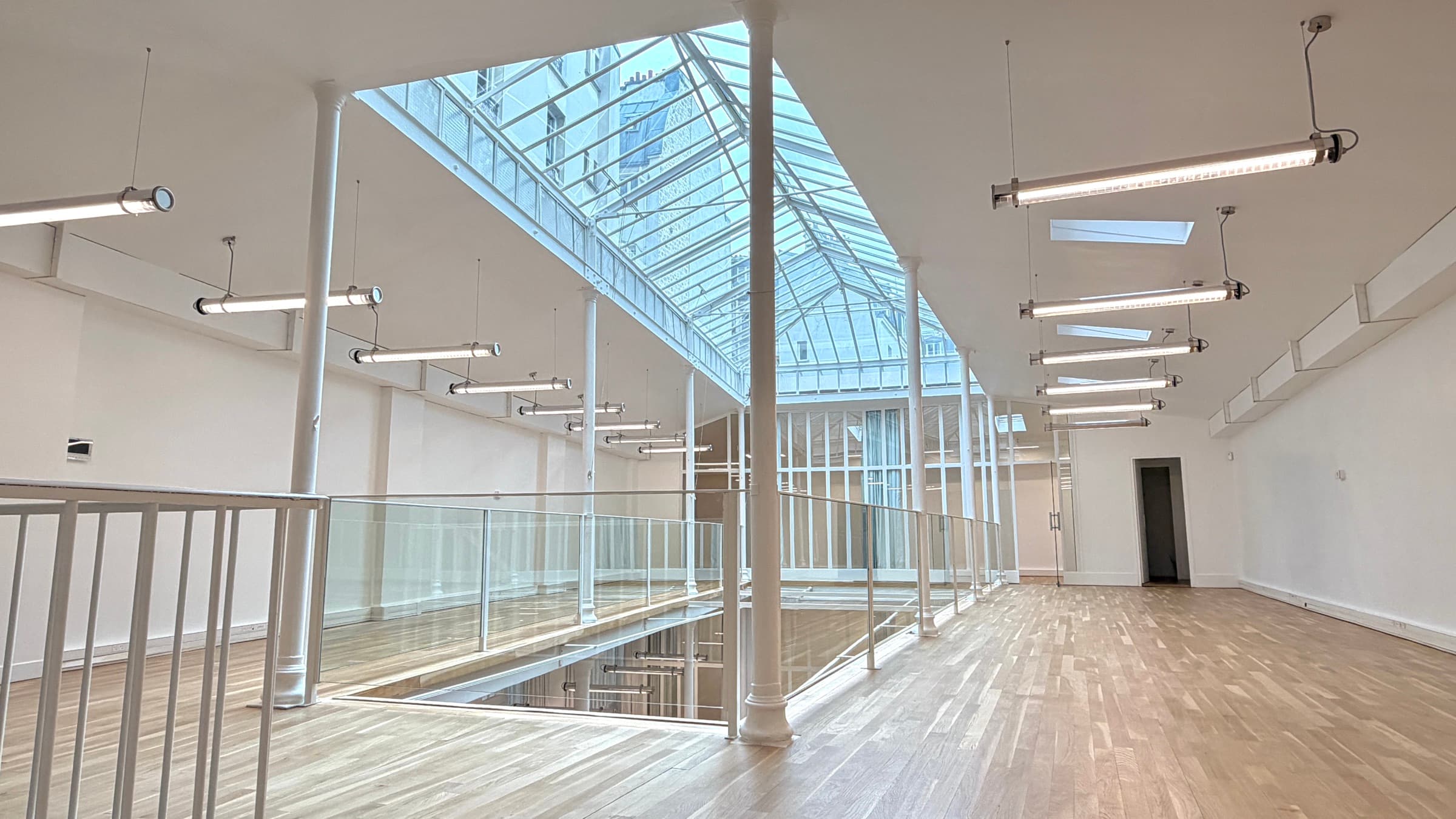 Verrière en diagonale traversant la mezzanine, double rangée de luminaires