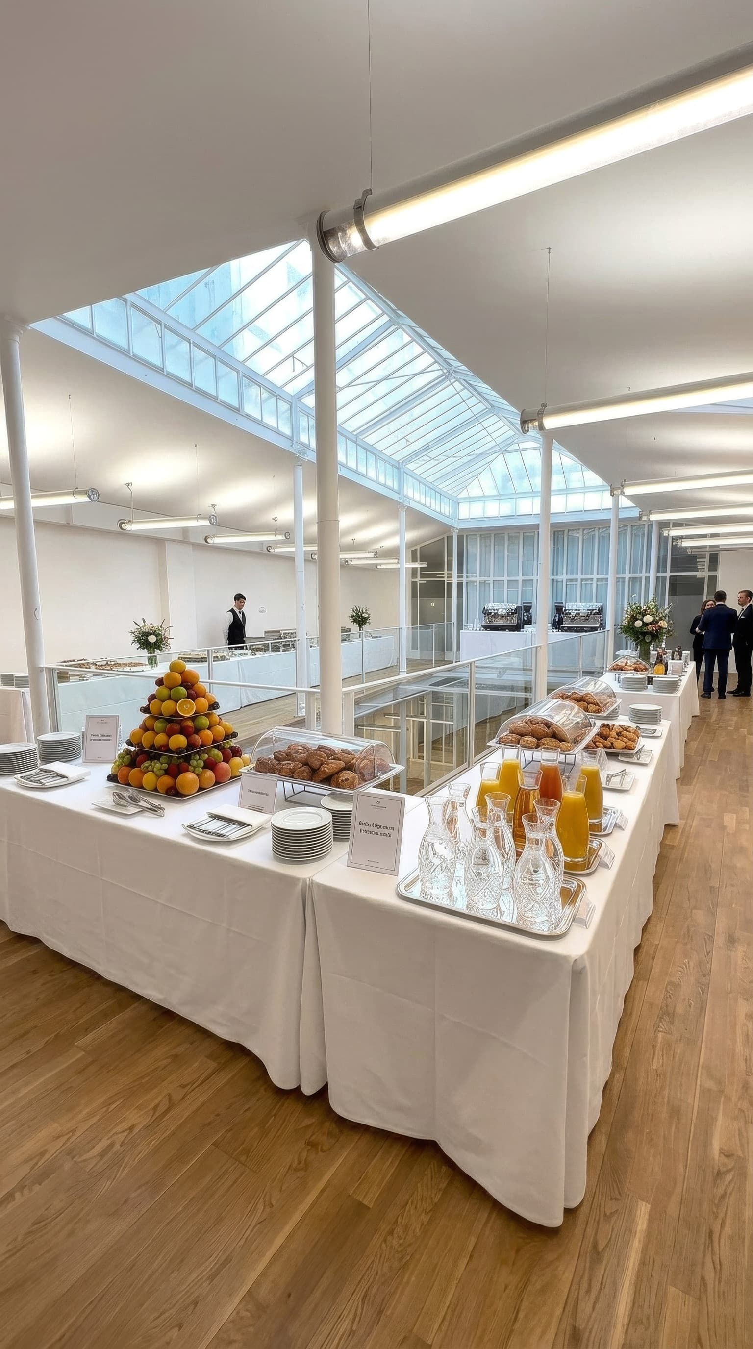 Petit-déjeuner corporate avec buffet sous la verrière de la mezzanine