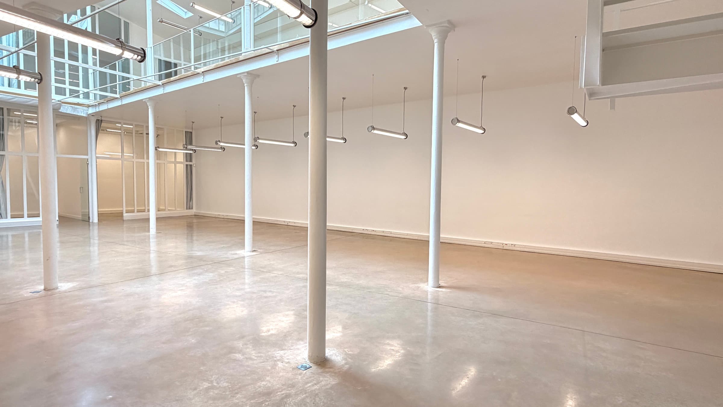 Showroom mode dans le loft événementiel avec verrière zénithale à Paris 11e