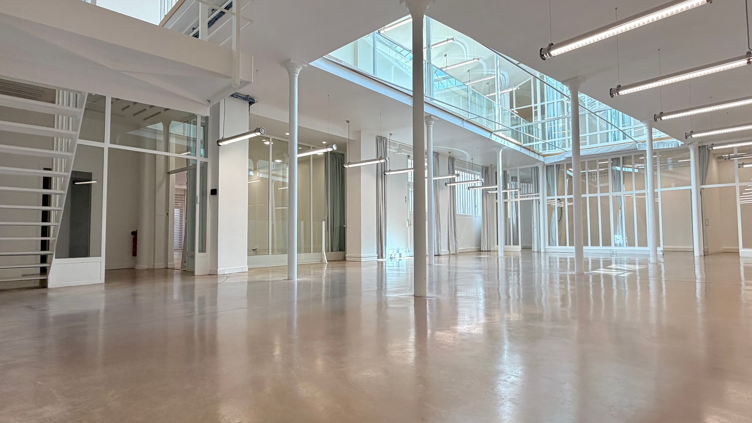 Espace exposition RDC du Loft République — galerie industrielle Paris