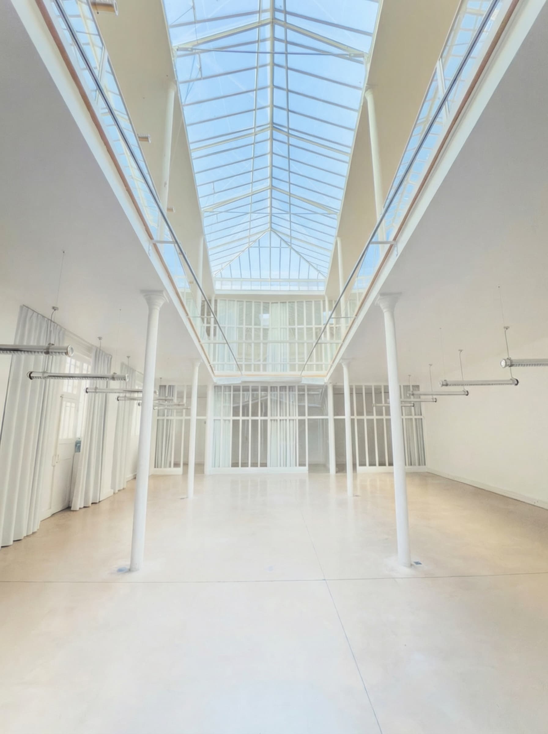 Vue de la verrière zénithale et du plateau principal avec colonnes